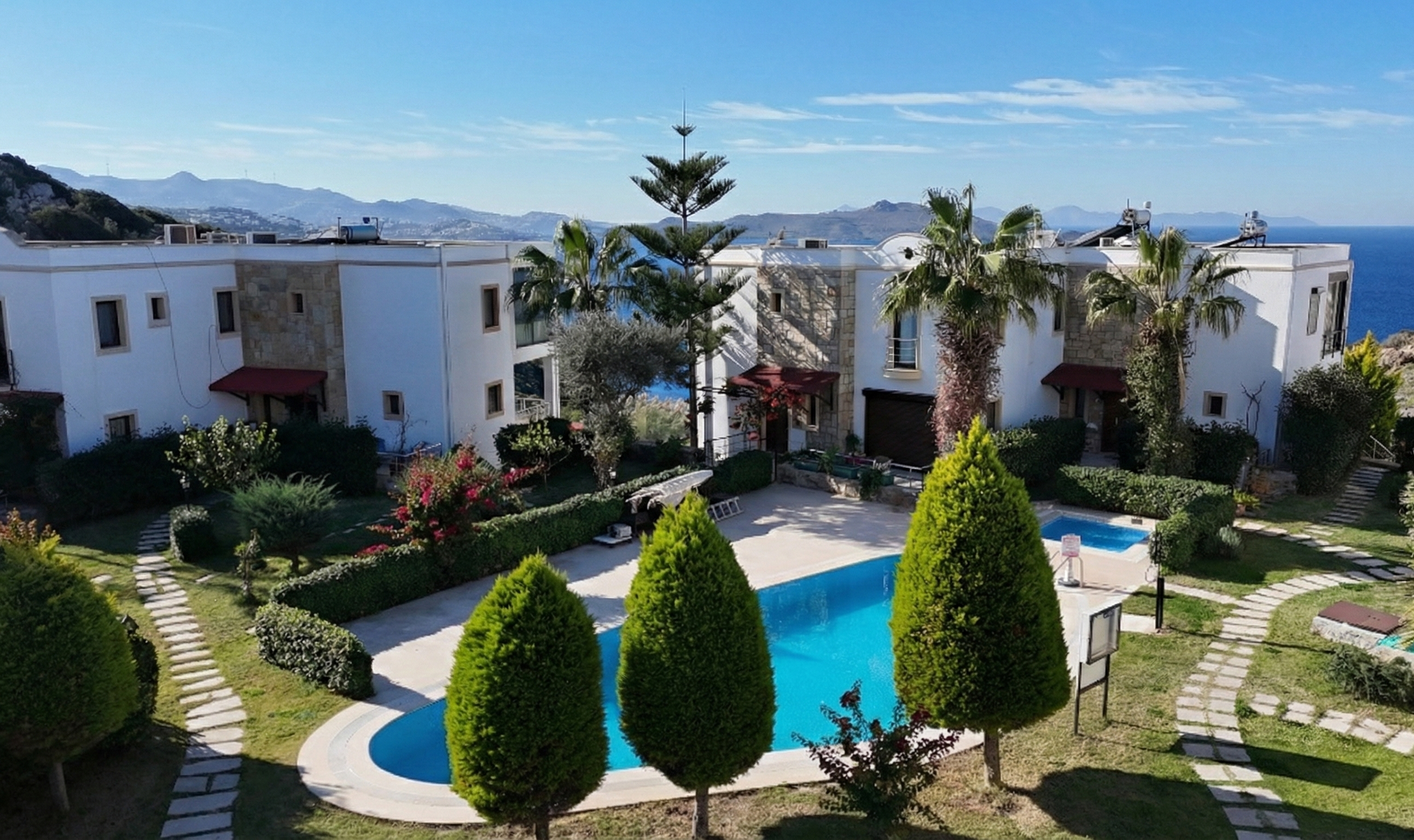 DENİZE SIFIR EŞSİZ KONUMDA ÇİFT CEPHE DENİZ MANZARALI SATILIK VİLLA