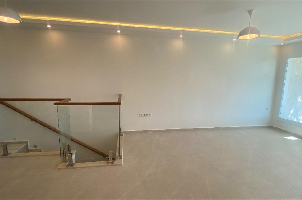 Bodrum Mutlu Sitesi Yenilenmiş Manzaralı Dubleks Villa