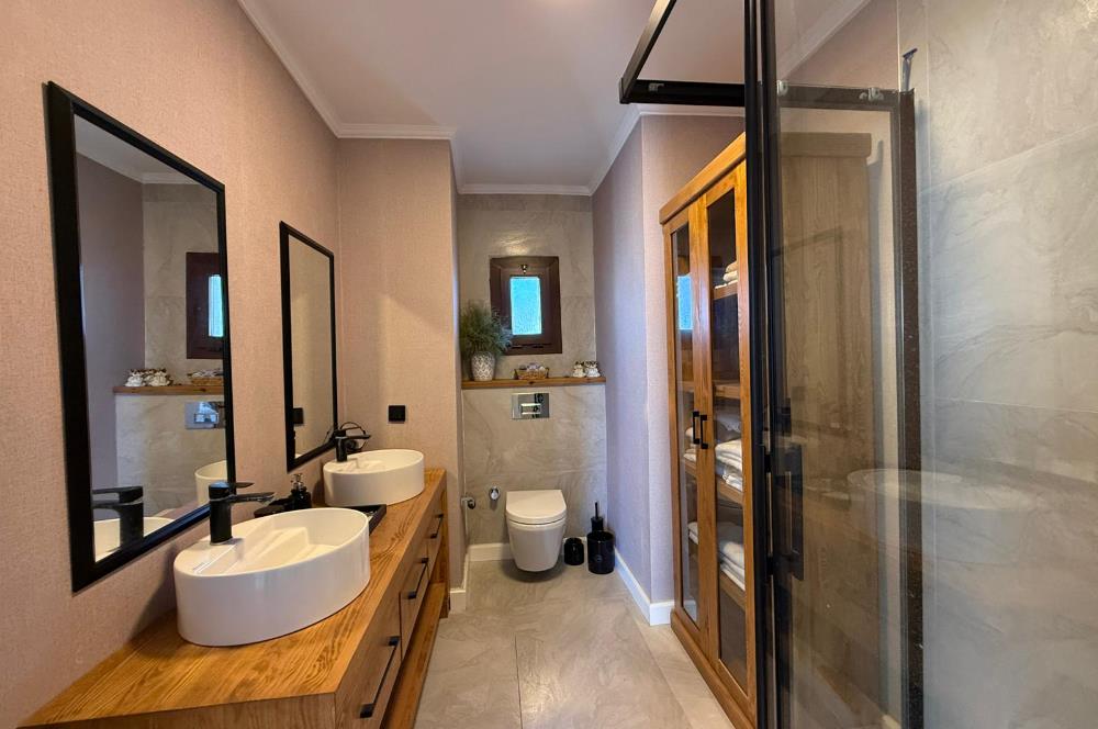 DENİZE SIFIR EŞSİZ KONUMDA ÇİFT CEPHE DENİZ MANZARALI SATILIK VİLLA