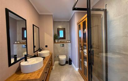 DENİZE SIFIR EŞSİZ KONUMDA ÇİFT CEPHE DENİZ MANZARALI SATILIK VİLLA