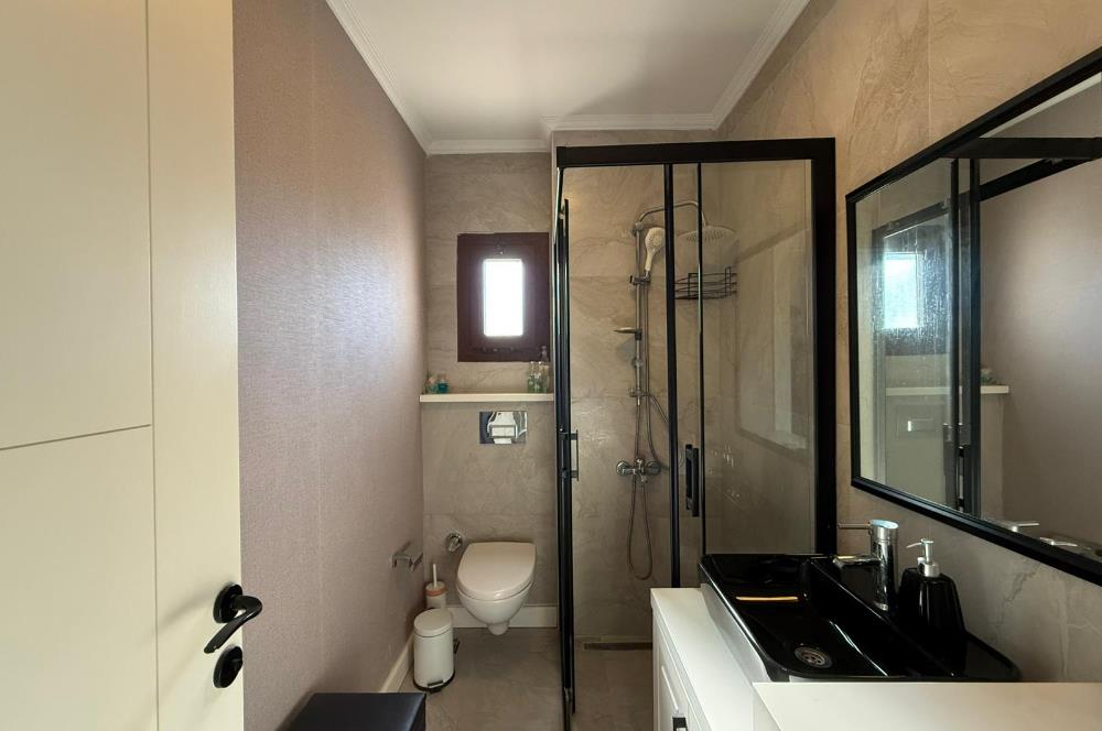 DENİZE SIFIR EŞSİZ KONUMDA ÇİFT CEPHE DENİZ MANZARALI SATILIK VİLLA