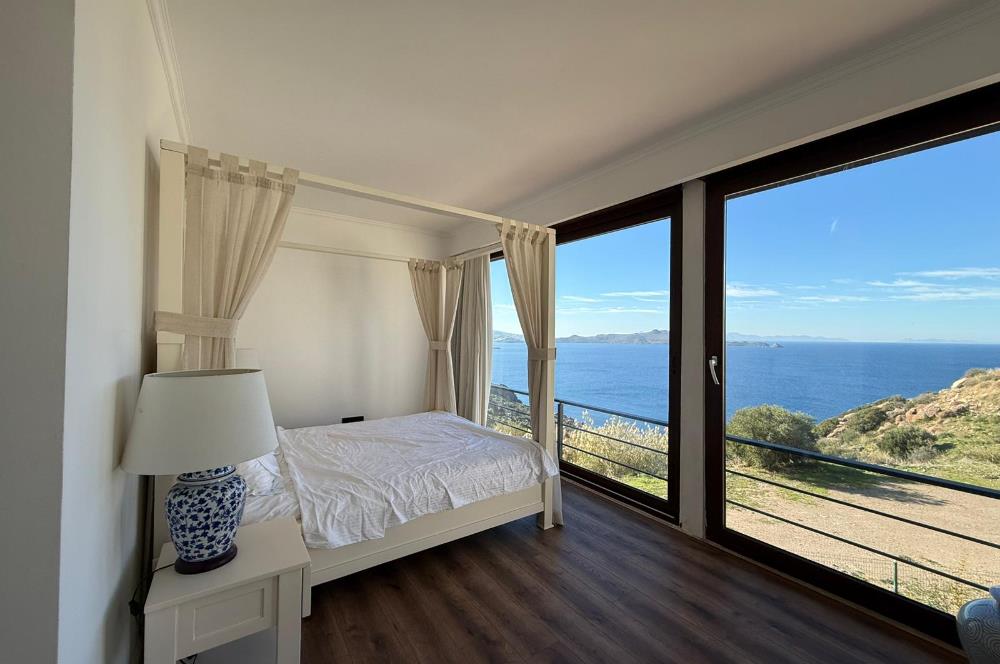 DENİZE SIFIR EŞSİZ KONUMDA ÇİFT CEPHE DENİZ MANZARALI SATILIK VİLLA