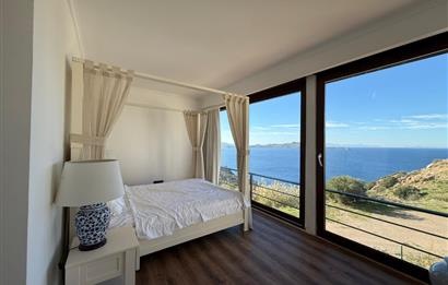 DENİZE SIFIR EŞSİZ KONUMDA ÇİFT CEPHE DENİZ MANZARALI SATILIK VİLLA