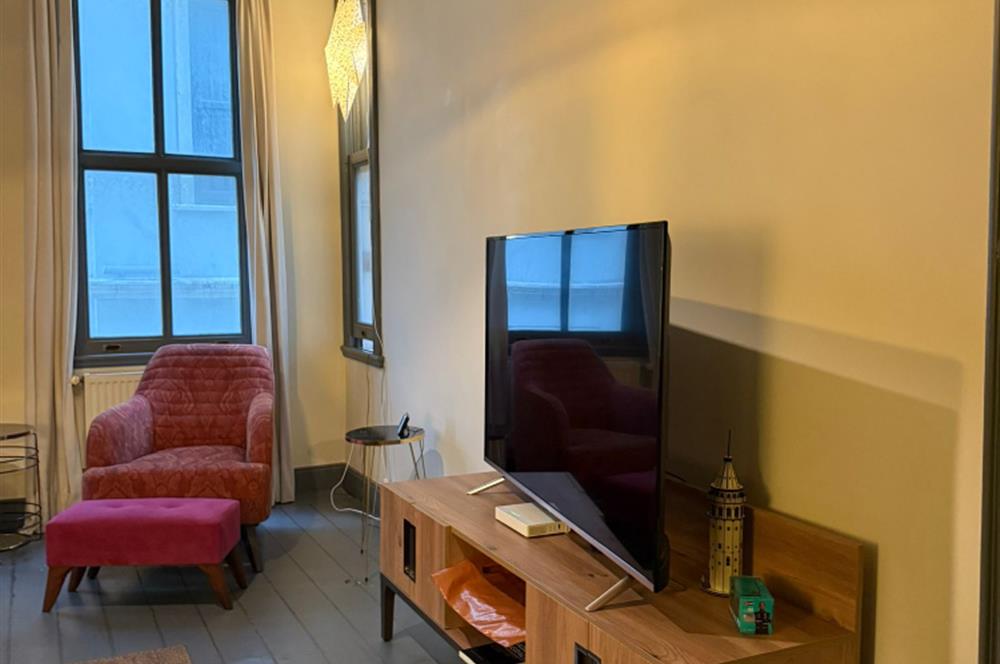 GALATA KULESİ'NİN TAM KARŞISINDA TARİHİ BİNADA EŞYALI KİRALIK