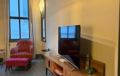 GALATA KULESİ'NİN TAM KARŞISINDA TARİHİ BİNADA EŞYALI KİRALIK