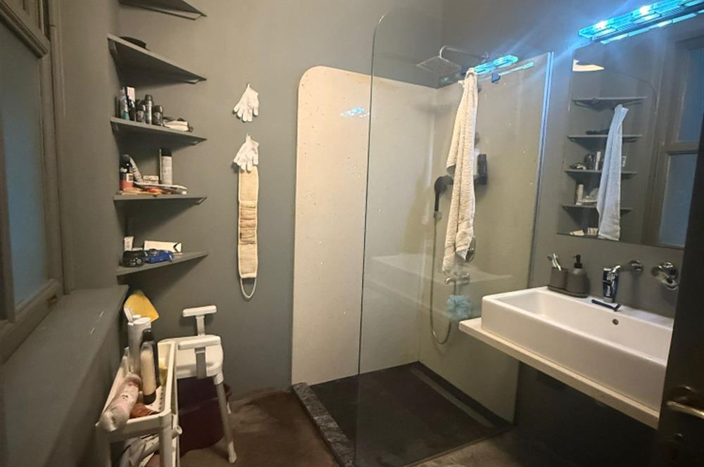 GALATA KULESİ'NİN TAM KARŞISINDA TARİHİ BİNADA EŞYALI KİRALIK