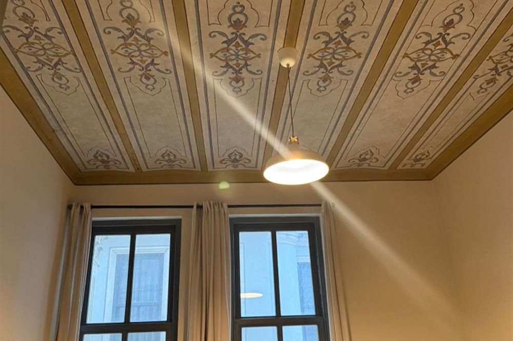 GALATA KULESİ'NİN TAM KARŞISINDA TARİHİ BİNADA EŞYALI KİRALIK