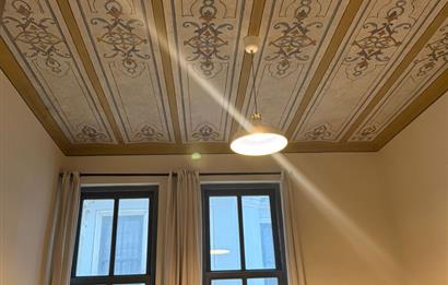 GALATA KULESİ'NİN TAM KARŞISINDA TARİHİ BİNADA EŞYALI KİRALIK