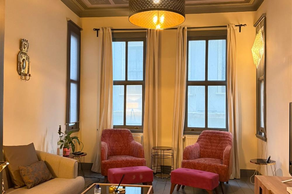 GALATA KULESİ'NİN TAM KARŞISINDA TARİHİ BİNADA EŞYALI KİRALIK