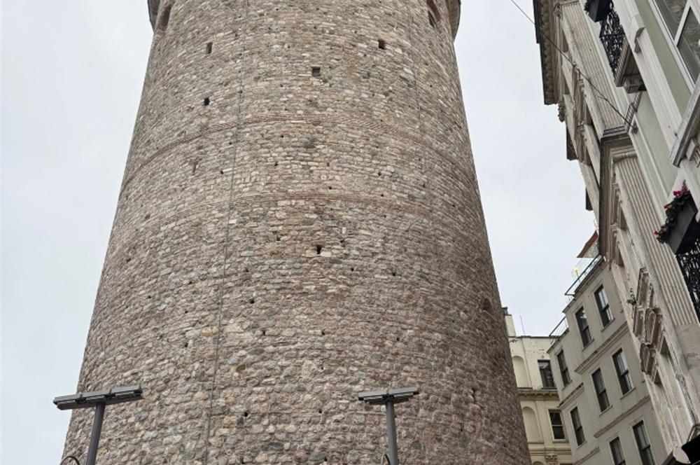 GALATA KULESİ'NİN TAM KARŞISINDA TARİHİ BİNADA EŞYALI KİRALIK