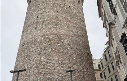 GALATA KULESİ'NİN TAM KARŞISINDA TARİHİ BİNADA EŞYALI KİRALIK