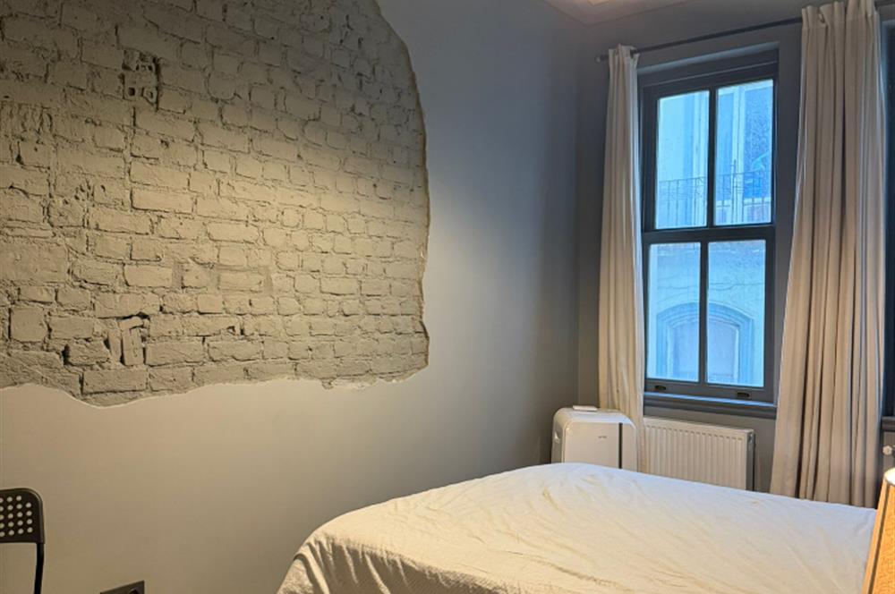 GALATA KULESİ'NİN TAM KARŞISINDA TARİHİ BİNADA EŞYALI KİRALIK