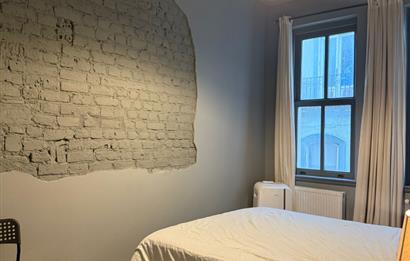 GALATA KULESİ'NİN TAM KARŞISINDA TARİHİ BİNADA EŞYALI KİRALIK