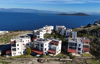 DENİZE SIFIR EŞSİZ KONUMDA ÇİFT CEPHE DENİZ MANZARALI SATILIK VİLLA