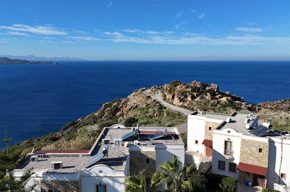 DENİZE SIFIR EŞSİZ KONUMDA ÇİFT CEPHE DENİZ MANZARALI SATILIK VİLLA