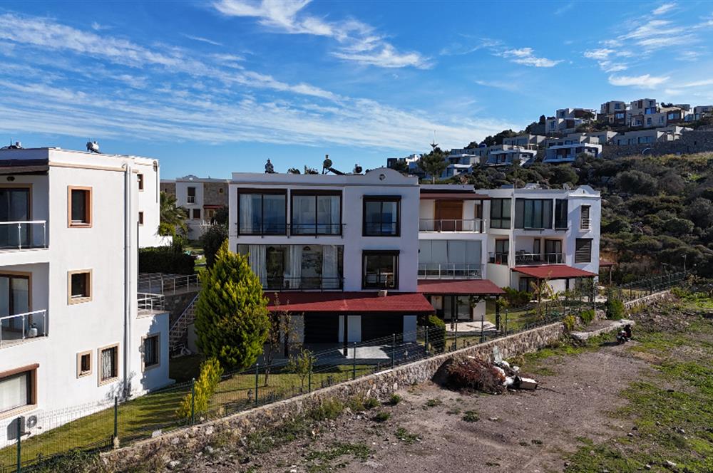 DENİZE SIFIR EŞSİZ KONUMDA ÇİFT CEPHE DENİZ MANZARALI SATILIK VİLLA