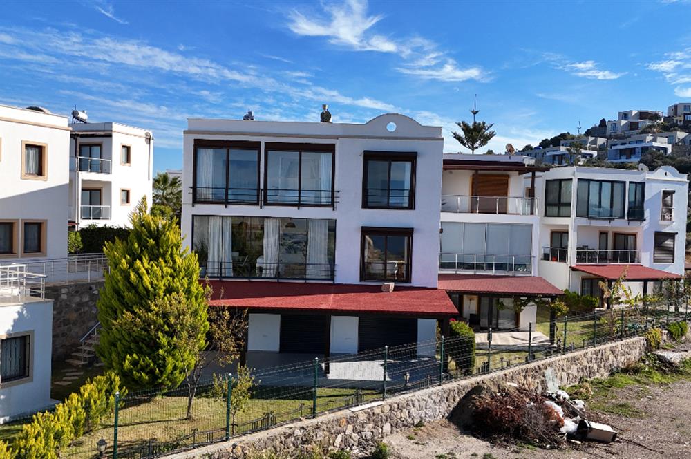 DENİZE SIFIR EŞSİZ KONUMDA ÇİFT CEPHE DENİZ MANZARALI SATILIK VİLLA