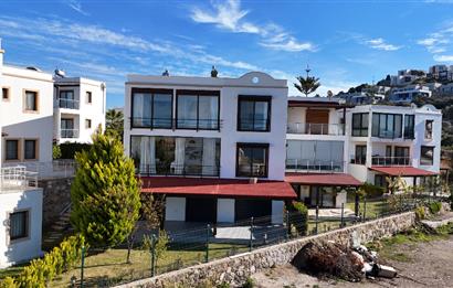 DENİZE SIFIR EŞSİZ KONUMDA ÇİFT CEPHE DENİZ MANZARALI SATILIK VİLLA