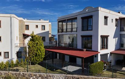 DENİZE SIFIR EŞSİZ KONUMDA ÇİFT CEPHE DENİZ MANZARALI SATILIK VİLLA