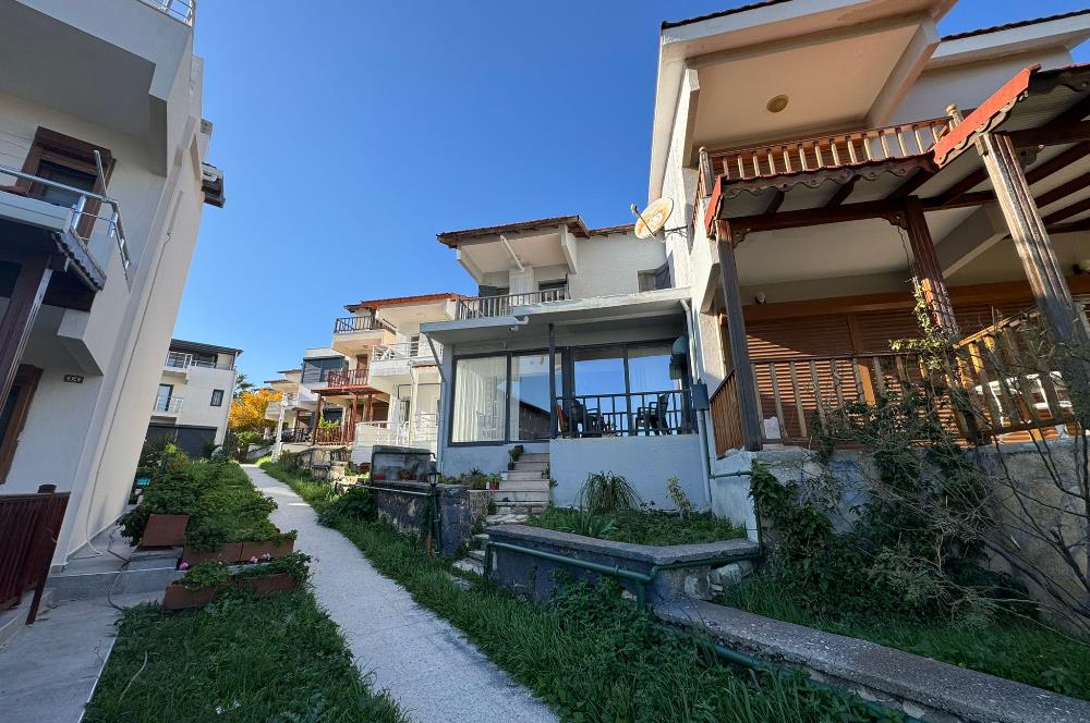 Yeni Foça Petra Koyu'nda Muhteşem Manzaralı Triplex Villa