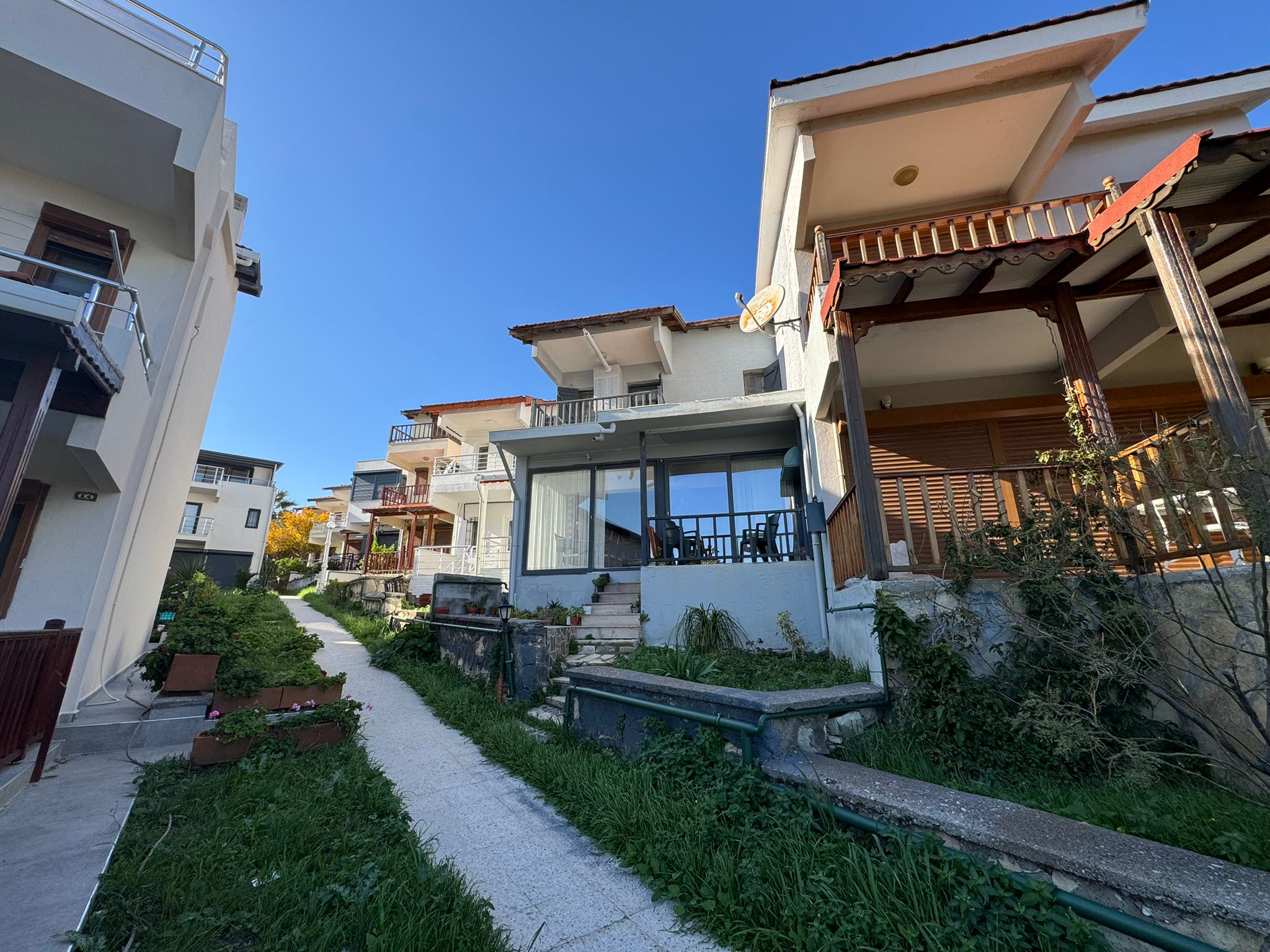 Yeni Foça Petra Koyu'nda Muhteşem Manzaralı Triplex Villa