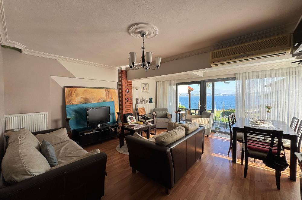 Yeni Foça Petra Koyu'nda Muhteşem Manzaralı Triplex Villa