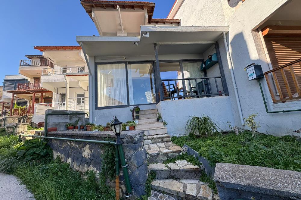 Yeni Foça Petra Koyu'nda Muhteşem Manzaralı Triplex Villa