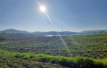 C21 LOCA'DAN BİGADİÇ ÇAMKÖY'DE GÖL MANZARALI 878M2 SATILIK TARLA