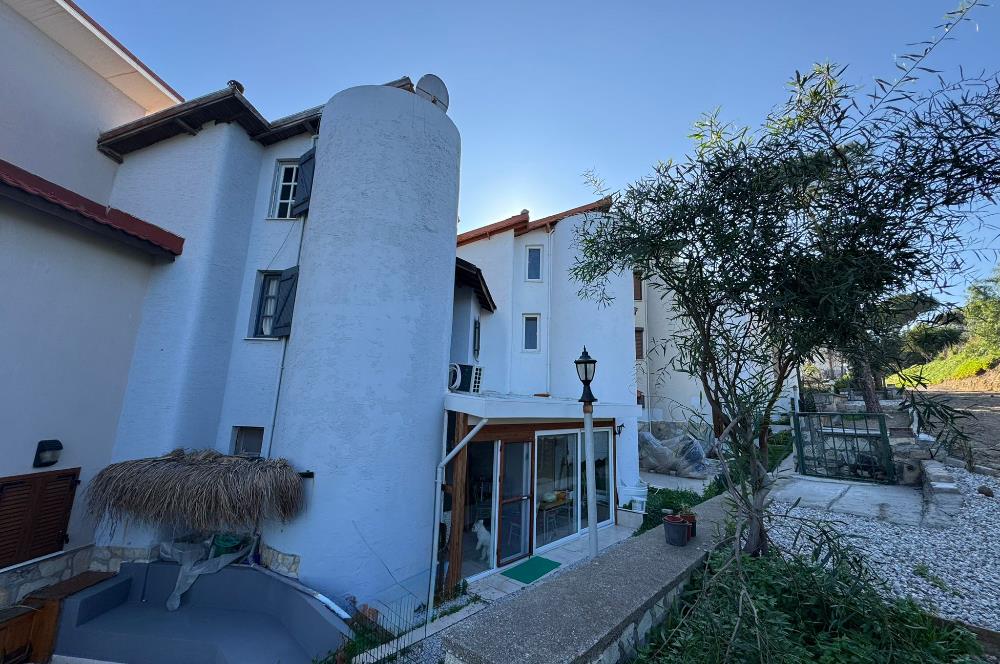 Yeni Foça Petra Koyu'nda Muhteşem Manzaralı Triplex Villa