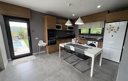 SAPANCA DA DOĞA İÇERİSİNDE MÜSTAKİL EŞYALI HAVUZLU VİLLA