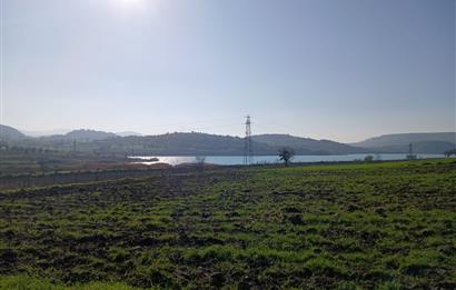 C21 LOCA'DAN BİGADİÇ ÇAMKÖY'DE GÖL MANZARALI 878M2 SATILIK TARLA