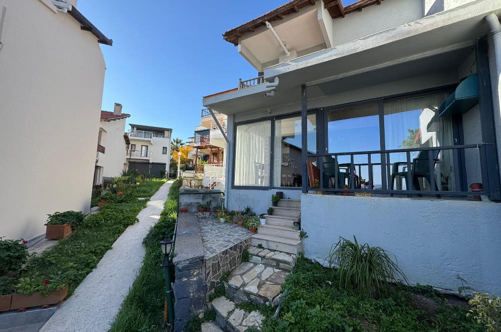 Yeni Foça Petra Koyu'nda Muhteşem Manzaralı Triplex Villa