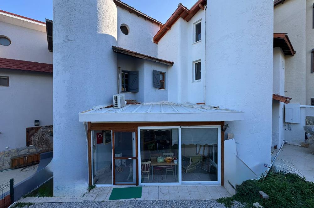 Yeni Foça Petra Koyu'nda Muhteşem Manzaralı Triplex Villa