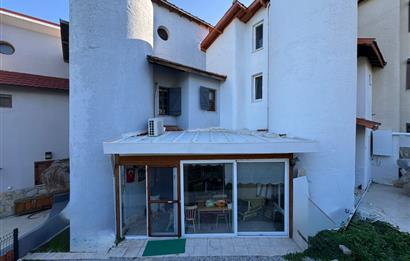 Yeni Foça Petra Koyu'nda Muhteşem Manzaralı Triplex Villa