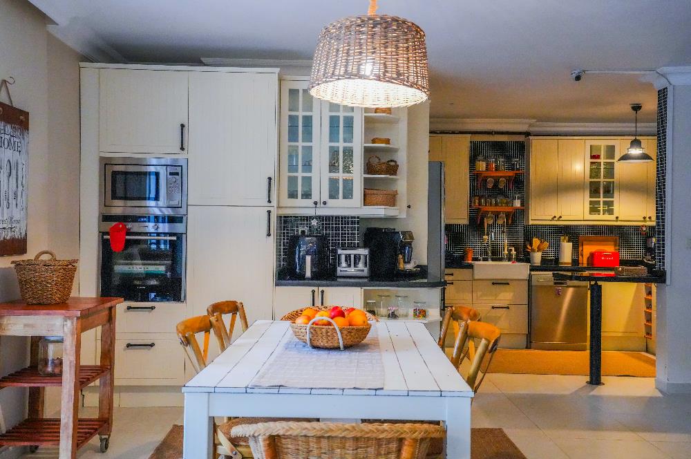 YAKACIK'TA BUTİK SİTE İÇERİSİNDE 5+2 MUHTEŞEM SATILIK VİLLA