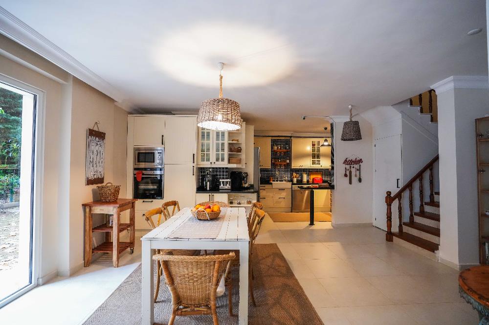 YAKACIK'TA BUTİK SİTE İÇERİSİNDE 5+2 MUHTEŞEM SATILIK VİLLA