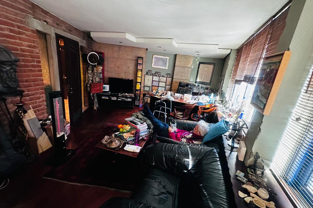 BOSTANCI KÜÇÜKYALI SINIRINDA MİNİBÜS YOLUNDA SATILIK OFİS