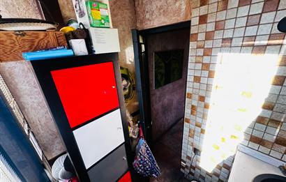 BOSTANCI KÜÇÜKYALI SINIRINDA MİNİBÜS YOLUNDA SATILIK OFİS