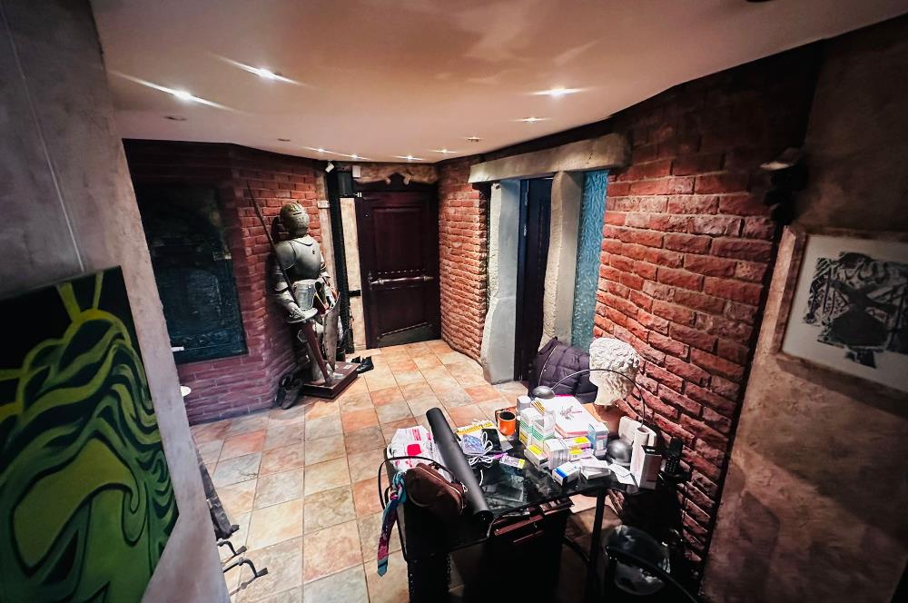 BOSTANCI KÜÇÜKYALI SINIRINDA MİNİBÜS YOLUNDA SATILIK OFİS