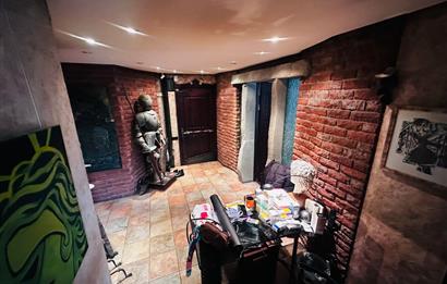 BOSTANCI KÜÇÜKYALI SINIRINDA MİNİBÜS YOLUNDA SATILIK OFİS