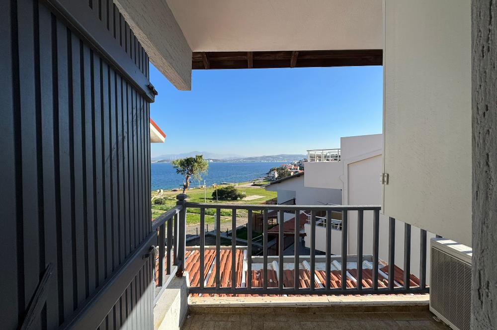 Yeni Foça Petra Koyu'nda Muhteşem Manzaralı Triplex Villa