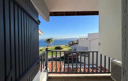 Yeni Foça Petra Koyu'nda Muhteşem Manzaralı Triplex Villa