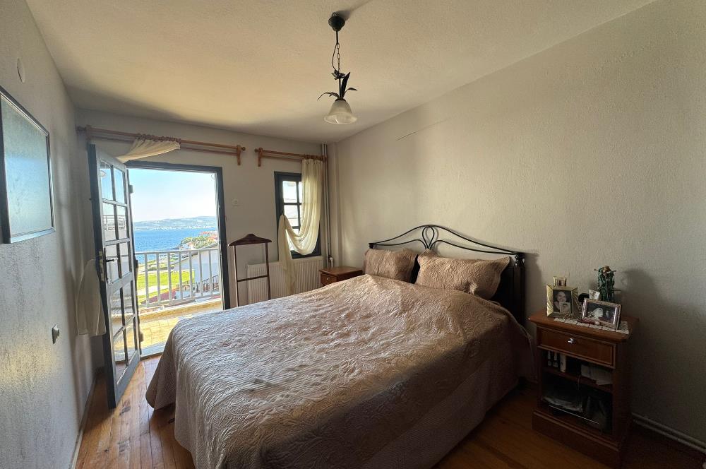 Yeni Foça Petra Koyu'nda Muhteşem Manzaralı Triplex Villa