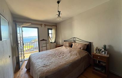 Yeni Foça Petra Koyu'nda Muhteşem Manzaralı Triplex Villa