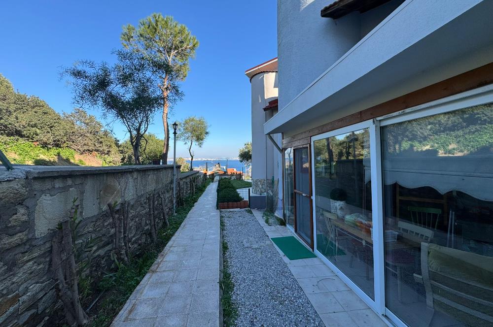 Yeni Foça Petra Koyu'nda Muhteşem Manzaralı Triplex Villa