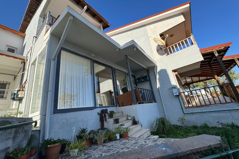 Yeni Foça Petra Koyu'nda Muhteşem Manzaralı Triplex Villa