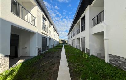 Güre Çamlıbel Zeytin Evleri’nde 1. Kat, Havuzlu, Bahçe Kullanımlı, Kapalı Otoparklı SATILIK DAİRE 1+1