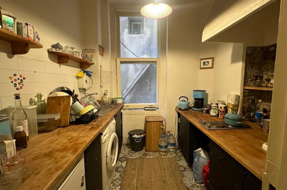 Modanın Kalbinde Komple Satılık Tarihi Eser Bina