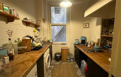 Modanın Kalbinde Komple Satılık Tarihi Eser Bina