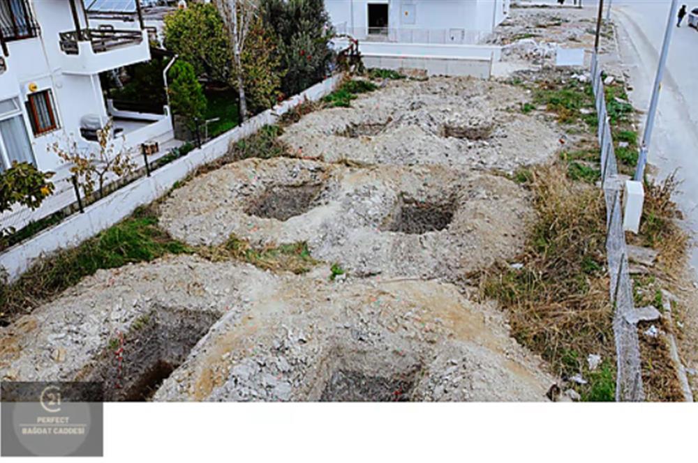 URLA ATATÜRK-KAZISI YAPILI DENİZE 200 m-TAM KÖŞE-2 VİLLALIK ARSA